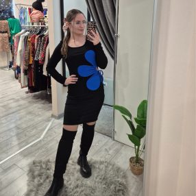 Fekete Ruha  Kék Virággal