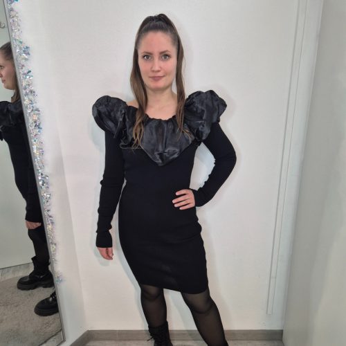 Fekete Ruha Szatén Nyak Díszítéssel